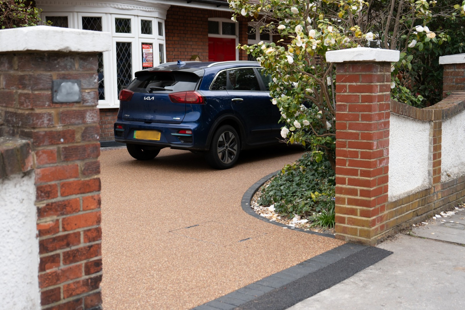 Resin bound driveway with curved block paving border